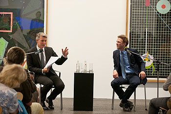 Zwei Herren im Gespräch auf dem Podium