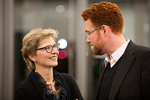 Eine Dame und ein Herr im Gespräch