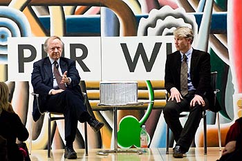 zwei Herren auf dem Podium vor einem Gemälde