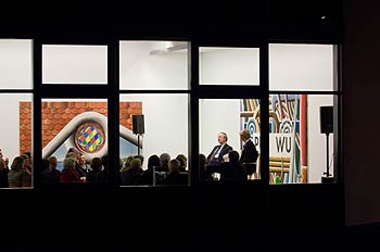 Blick von außen durch ein Fenster auf die Ausstellungsräume