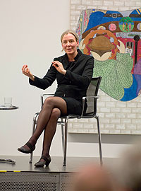 Marion Ackermann gestikuliert